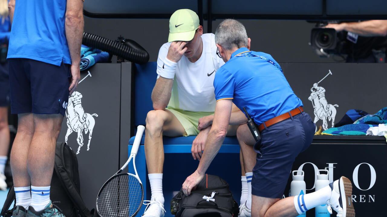 Sinner beats heat and broken net to make Australian Open quarters